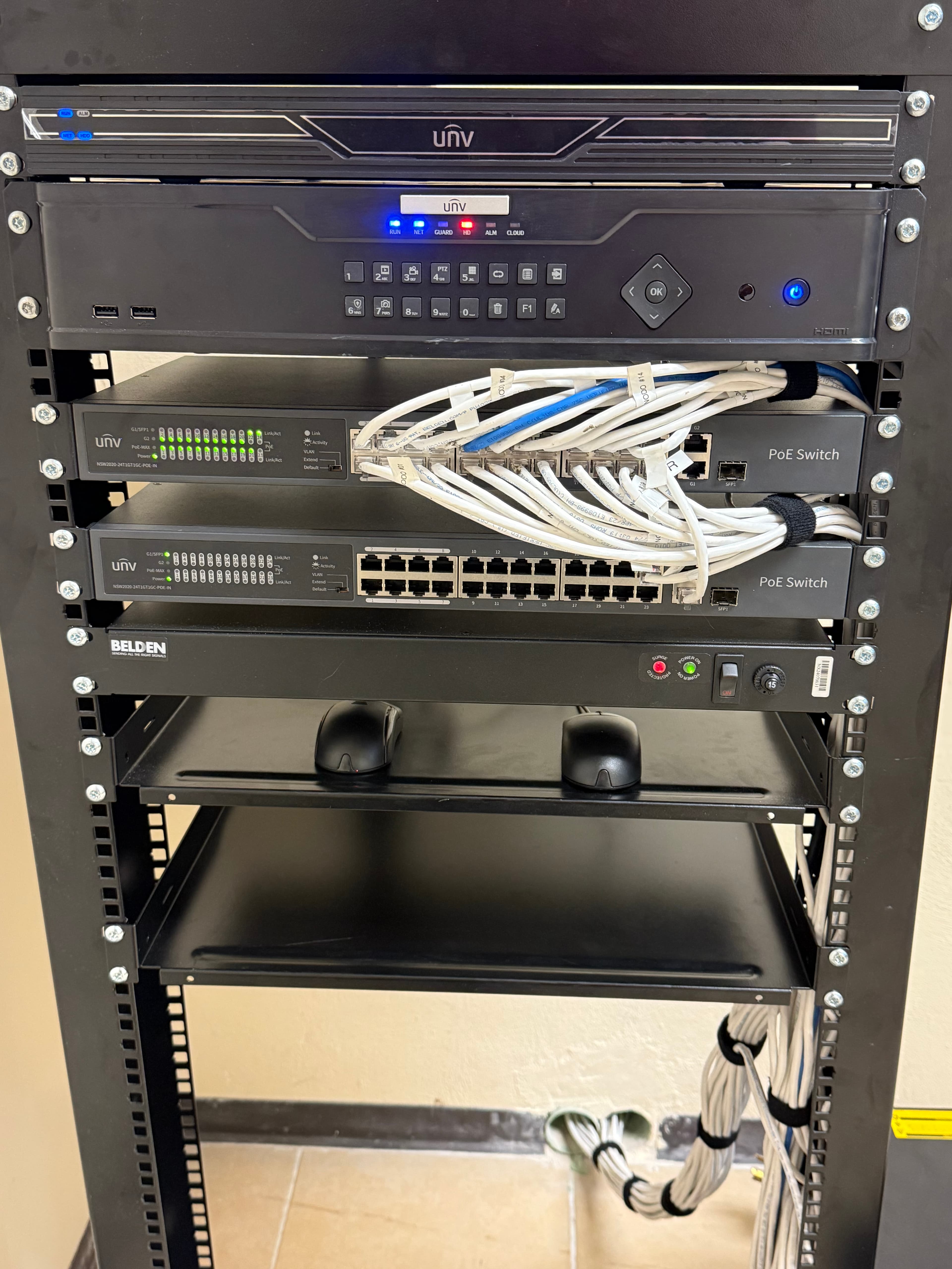 Switches, grabadores y cableado organizados en un rack instalado por ISBC