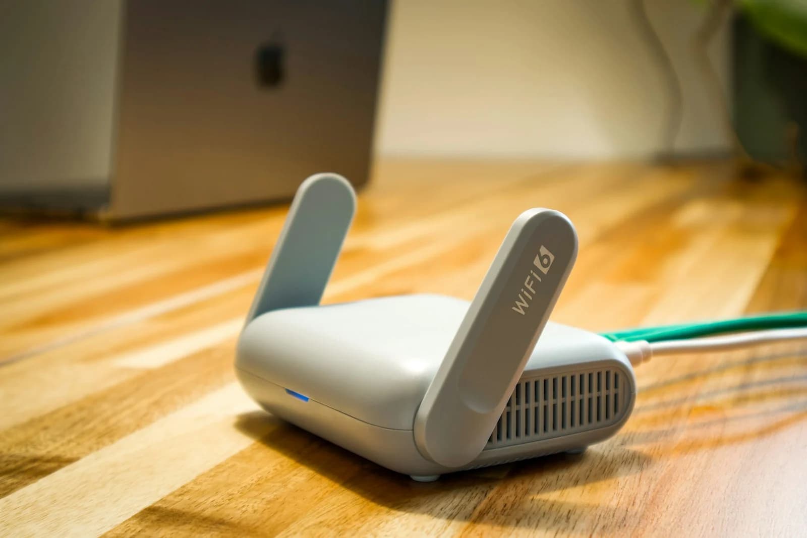 Router Wi-Fi 6 en un espacio de trabajo con conexión Ethernet